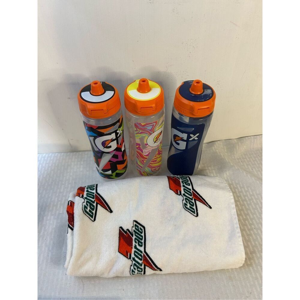 3 Gatorade cups‎ plus towel Flip top multi-color